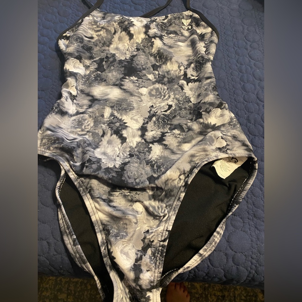TYR women’s suit size 34 never worn no tags